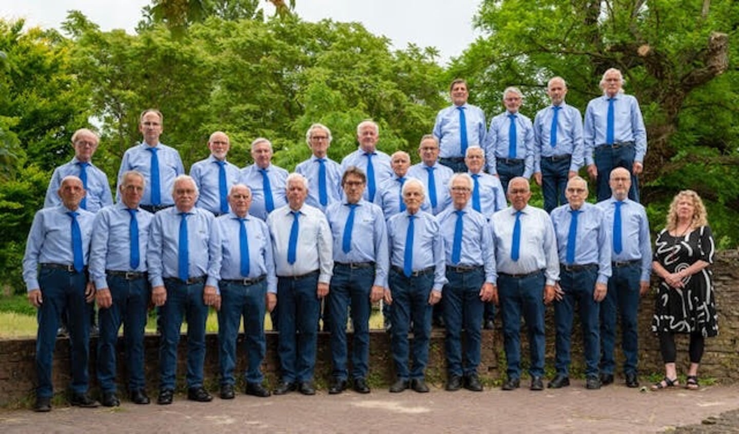 Het Koninklijk Zutphens Mannenkoor in nieuwe koorkleding gestoken. Foto: PR
