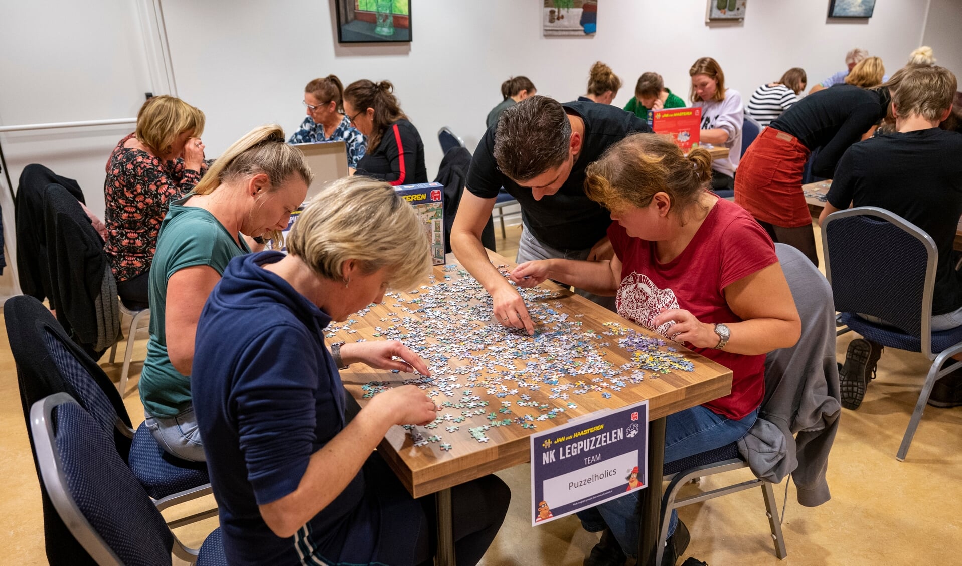 Bij het NK Legpuzzelen draait het er om in teamverband zo snel mogelijk een puzzel van 1000 stukjes te leggen. Foto: Dimmy Olijerhoek Fotografie