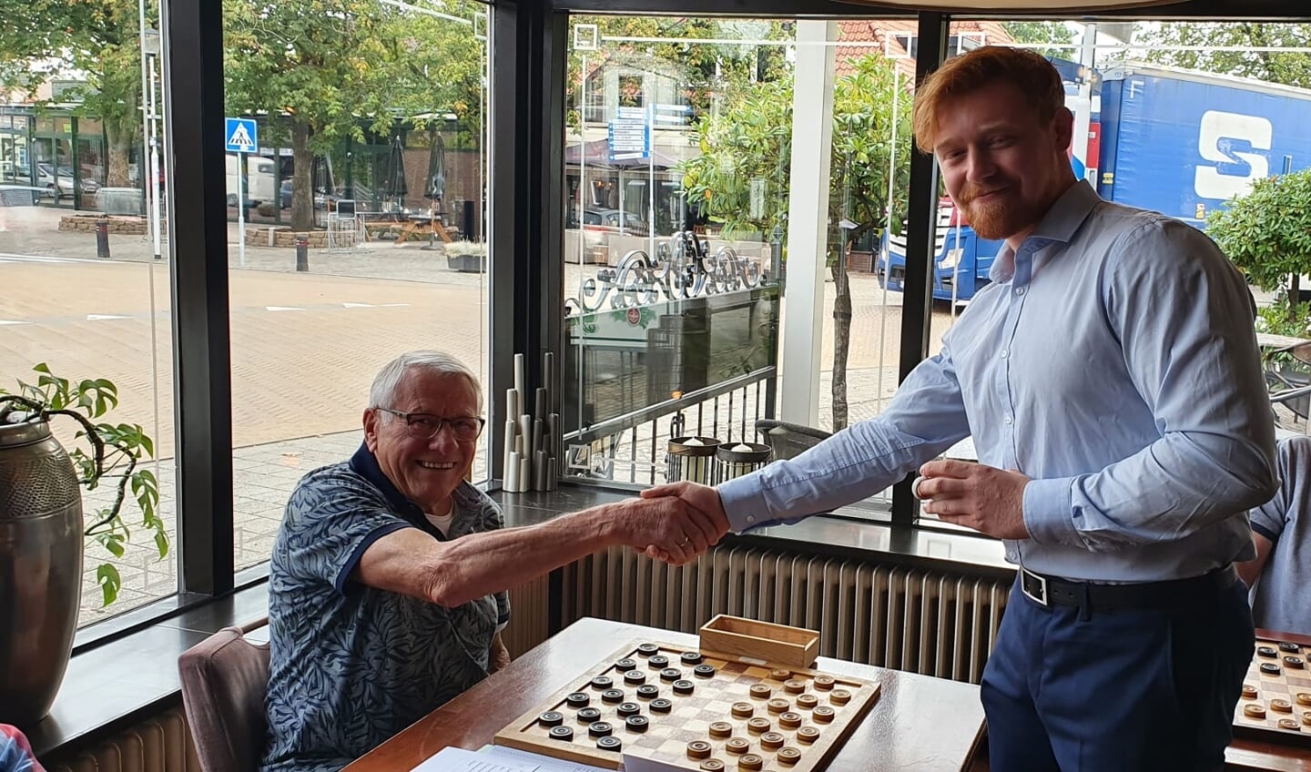 Denk en Zet hield ter gelegenheid van het 85-jarig bestaan een simultaanwedstrijd tegen Jan Groenendijk (r). Foto: Alfred van Lenthe