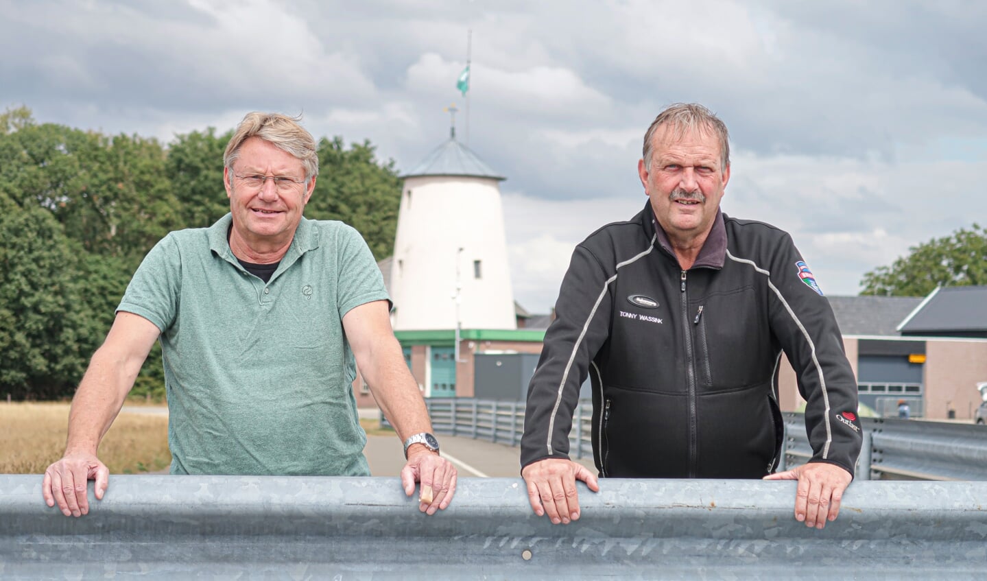 Bestuursleden Fred Versteege (links, voorzitter) en Tonny Wassink van de jubilerende Hengelose Auto- en Motorvereniging. Foto: Luuk Stam