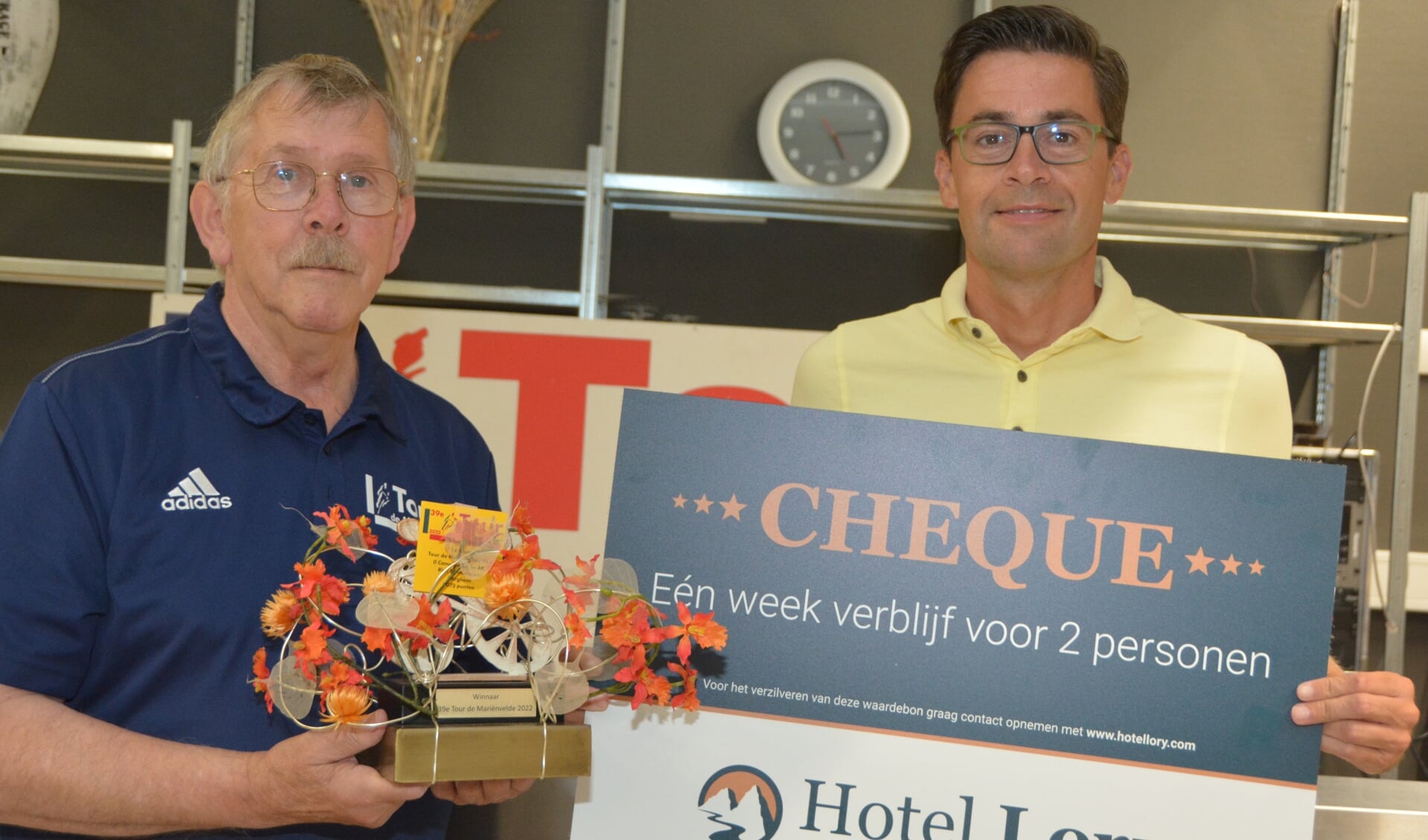 Tourdirecteur Henny Heutinck (links) reikt de eerste prijs van de Tour de Mariënvelde 2022 uit aan Rick Timmermans. Foto: Tour de Mariënvelde
