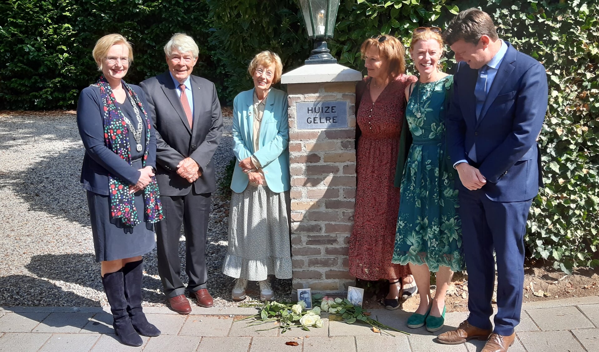 Voor Huize Gelre in Laag-Keppel ligt een Stolpersteine ter herinnering aan het verzetswerk van Hendrik Kroon. V.l.n.r. burgemeester Marianne Besselink, Rob en Cora ’t Hart en haar kinderen Loekie, Els en Guus. Foto: Ceciel Bremer
