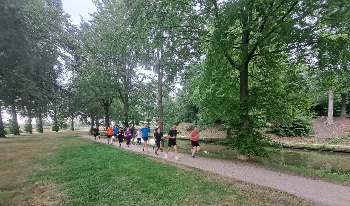 Deelnemers aan de clinic van de Kaak Kanonsloop trainen langs de Grolse gracht. Foto: Kyra Broshuis