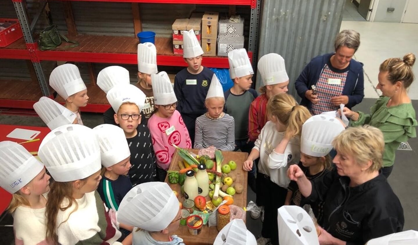 Met Van kop tot kont-chefkok Nel Schellekens aan de slag in de keuken. Foto: Jozefschool Zieuwent