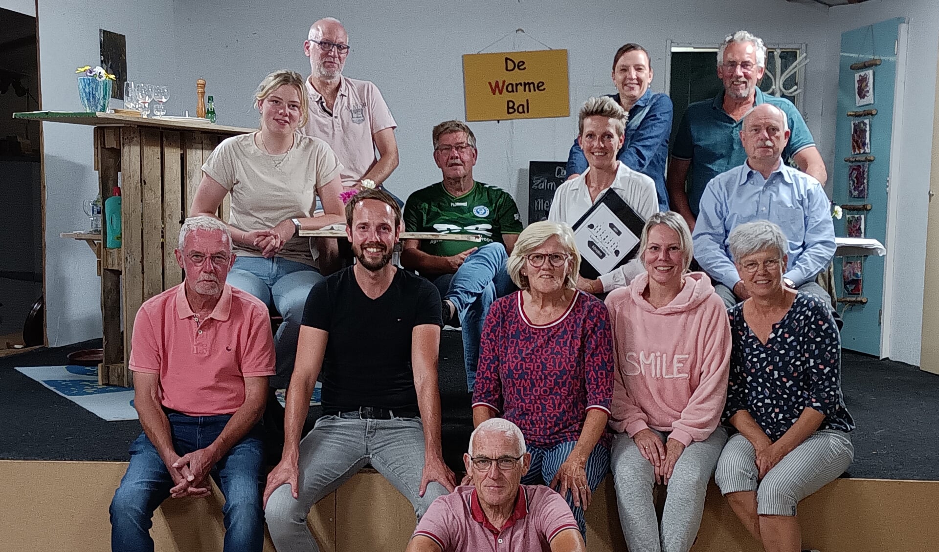 Toneelgroep Linde met in het midden zitten regisseur Janny Fokkink. Foto: PR