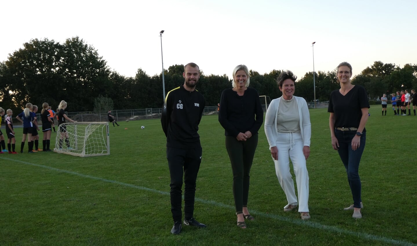 Vrouwenvoetbal trainer Colin Gieling samen met de Commissie Vrouwenvoetbal VV Ruurlo bestaande uit (v.l.n.r.) Mirjam Pees, Ilse Holtslag en Dienke Langenbarg. Foto: PR.  
