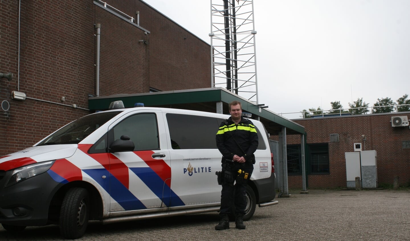 Wijkagent Nick Hoytink bij het politiebureau in Winterswijk. Foto: Dinès Quist 
