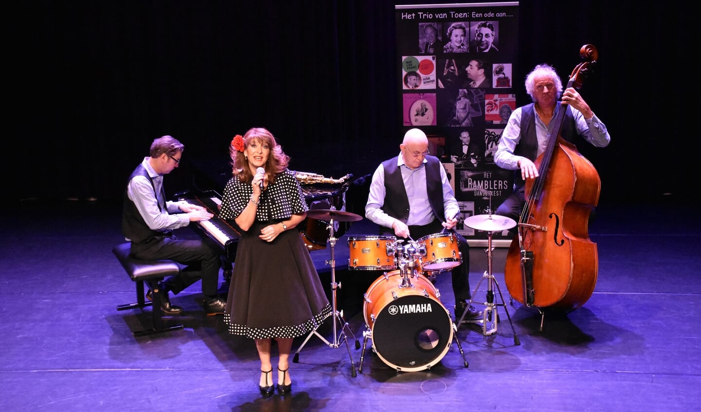 Het Trio van Toen, bijgestaan door Michael van Praag op drums. speelt en zingt in Amphion. Foto: Anneke Nieuwenhuijs