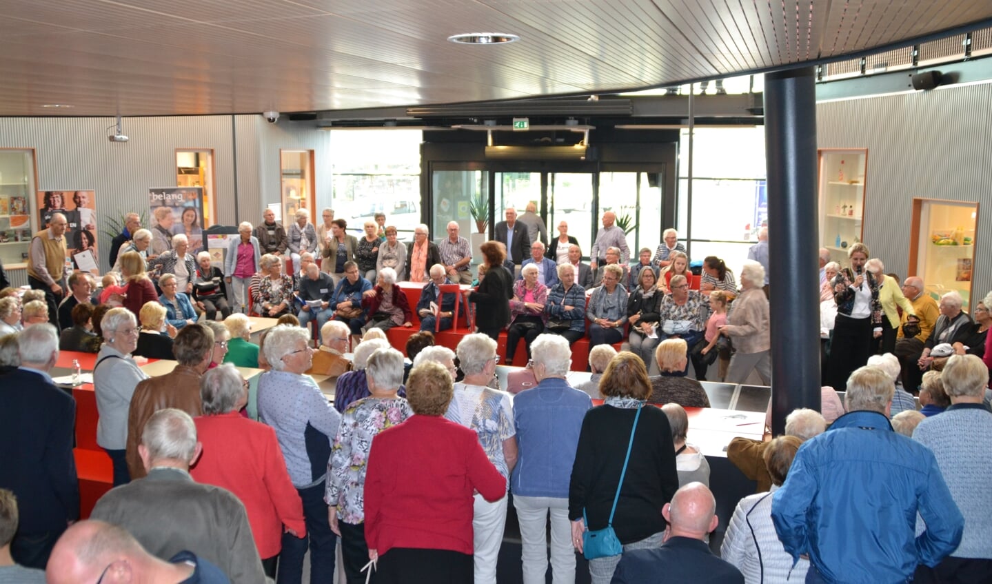 Gezellige drukte op de Seniorendag 2017 tijdens de modeshow in het GKC. Foto PR.