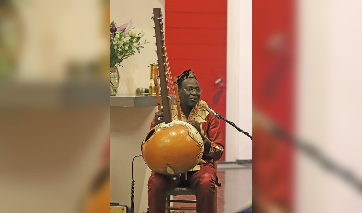 Jalli Lamin Kuyateh, kundig bespeler van het Gambiaanse instrument kora. Foto: Sander Grootendorst