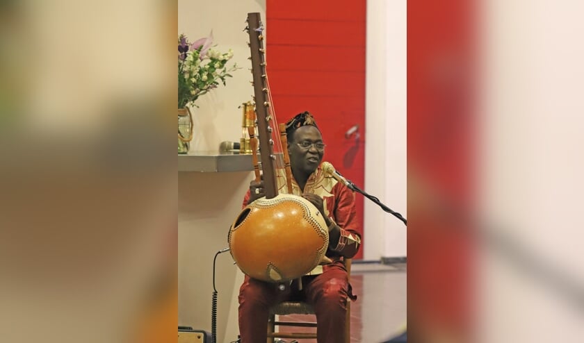 Jalli Lamin Kuyateh, kundig bespeler van het Gambiaanse instrument kora. Foto: Sander Grootendorst