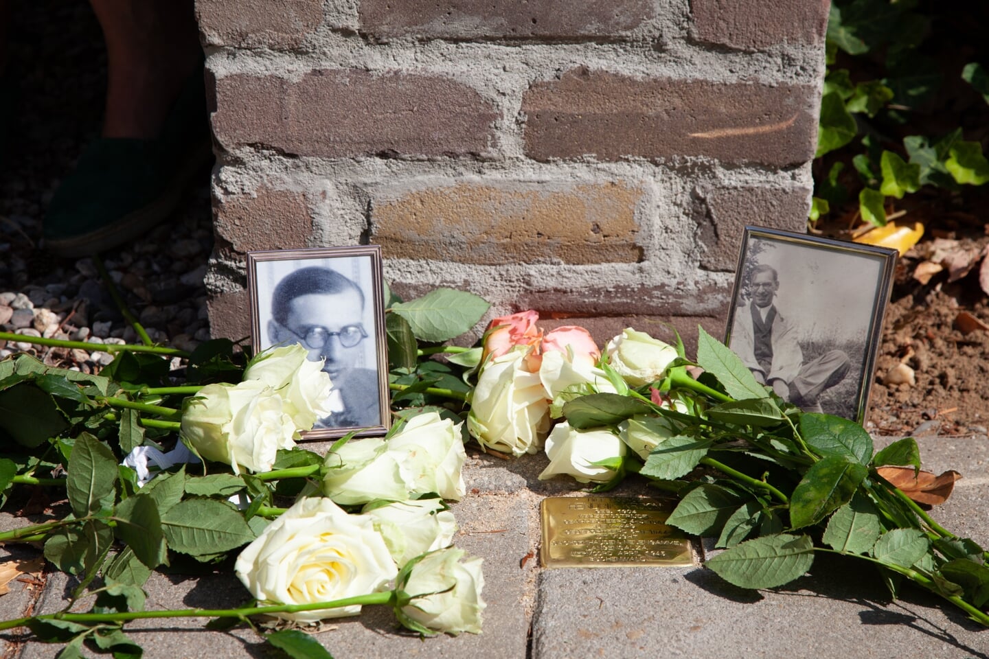 Bloemen en foto's bij de struikelsteen in Laag-Keppel ter nagedachtenis aan Hendrik Kroon. Foto: Johannes Nysingh