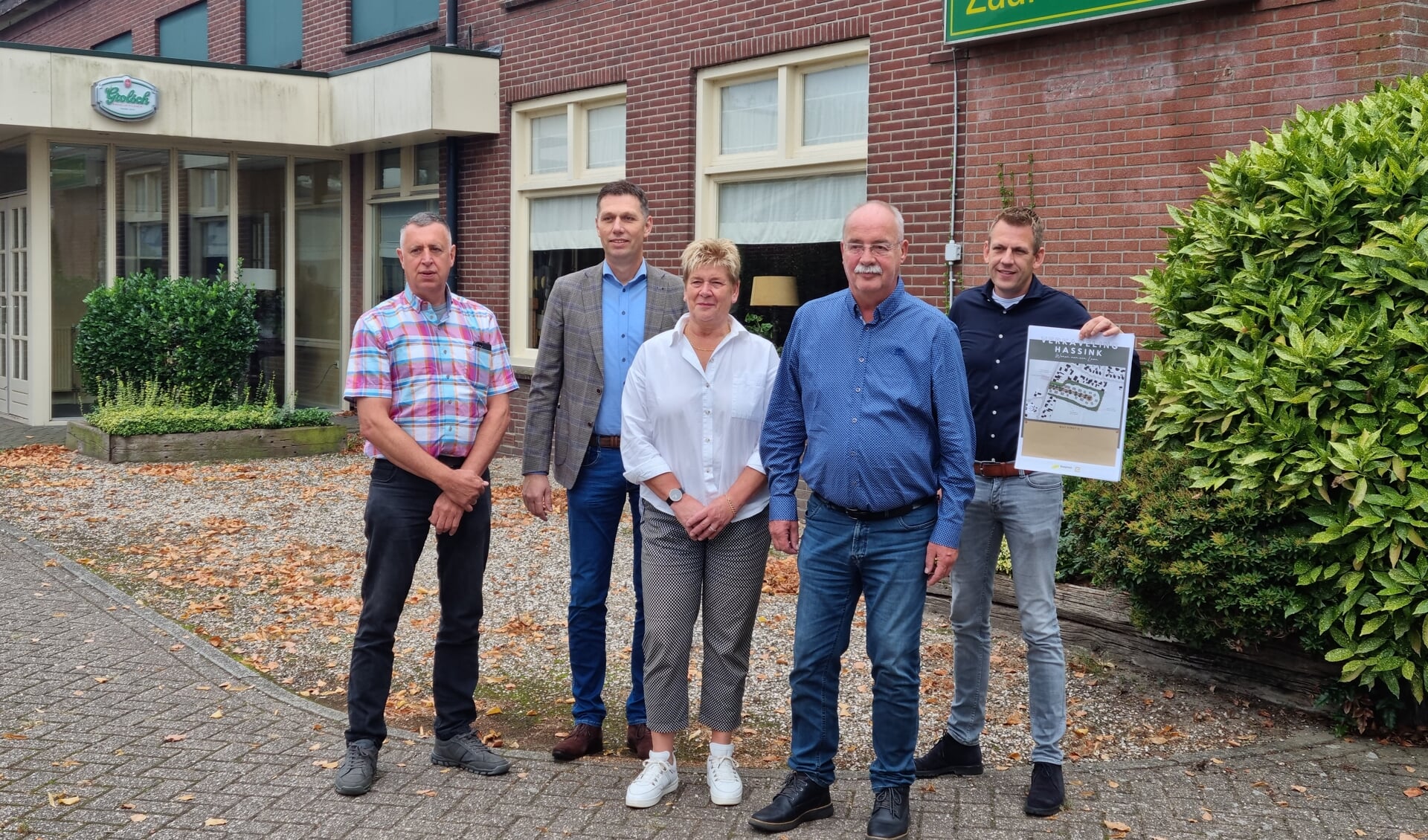 Initiatiegroep bouwplan ’t Hassink met (vlnr) Henk Radstaak, Arjan Nijland, Wilma en Herman Hassink en Hugo Koopman. Foto: Rob Weeber