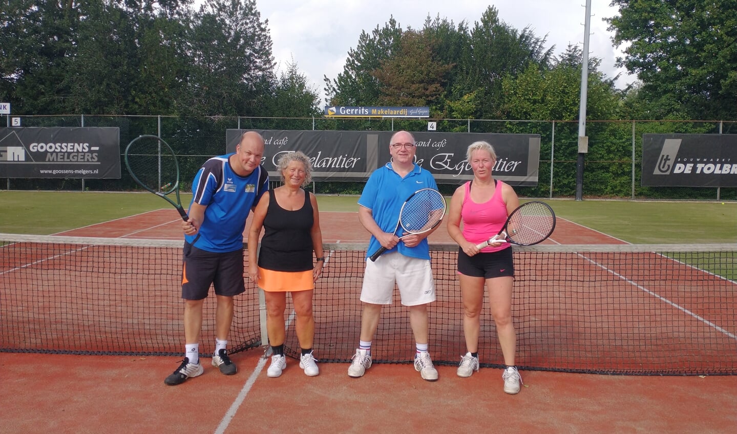 Prijswinnaars Gemengd Dubbel 6 met van links naar rechts Maarten Hukker en Dianne Mullink (1e prijs) en Erik Kleinreesink en Rinske ter Welle (2e prijs). Foto: Berdy Langeler