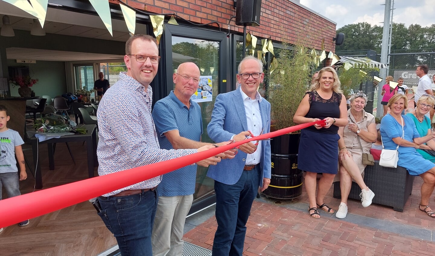 Rob Damkot, Wolfgang Born en Wim Wassink knippen het lintje door. Foto: Han van de Laar