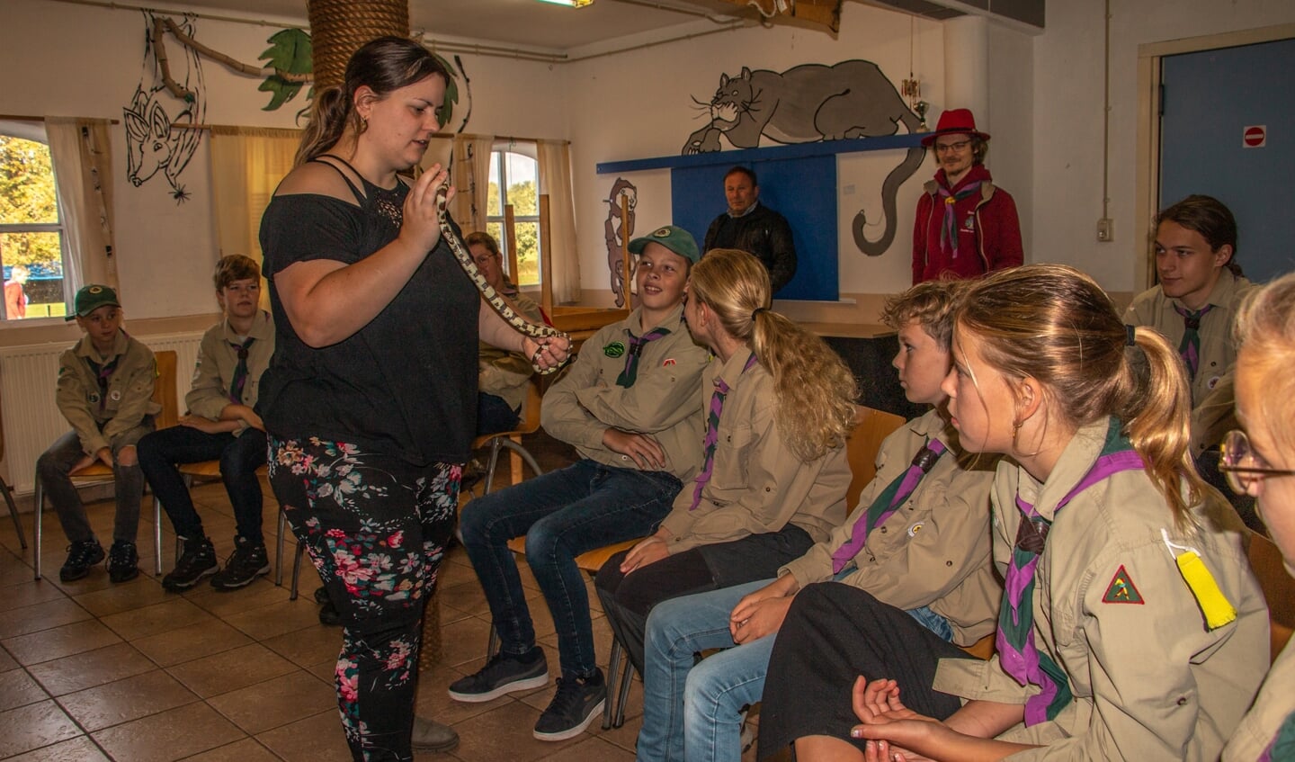 Sabrina Martens laat de scouts een koningsslang zien. Foto: Liesbeth Spaansen