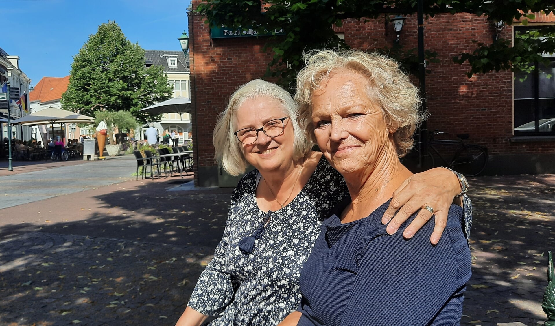 Maria Moens (l) en Marion Trager hebben goede herinneringen aan Groenlo. Ze komen er nog steeds graag. Foto: Kyra Broshuis