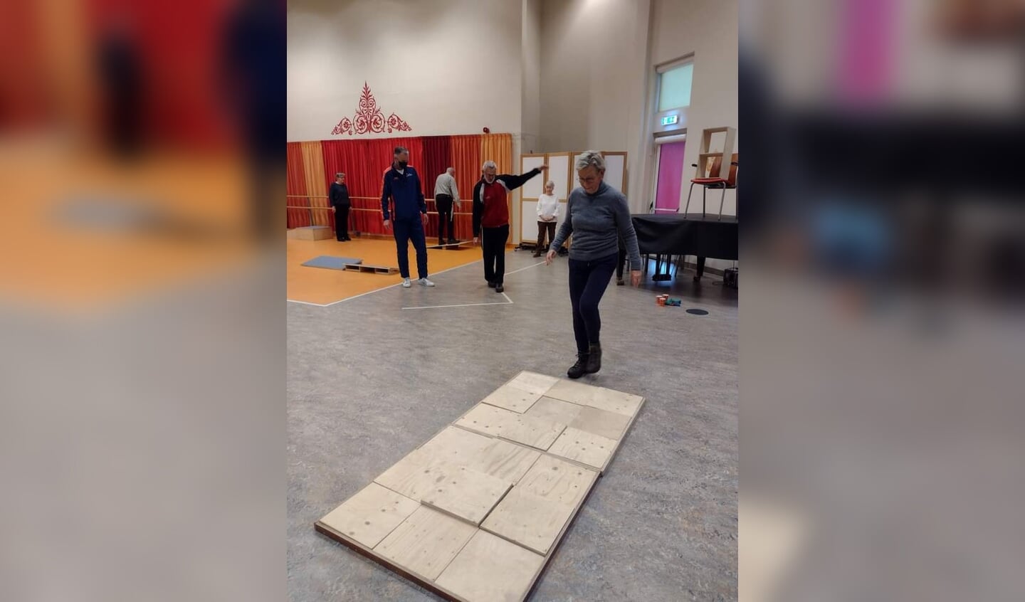 Oefeningen tijdens de cursus valpreventie, Beweeg Zeker. Foto: PR