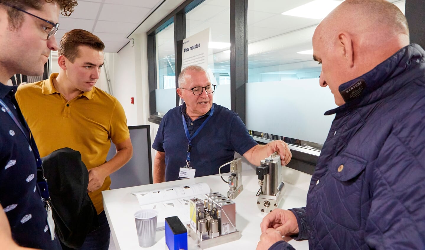 Belangstellenden kregen tijdens de open dag uitleg over de instrumenten en konden speeddaten met de HR-medewerkers. Foto: Arjan Gotink