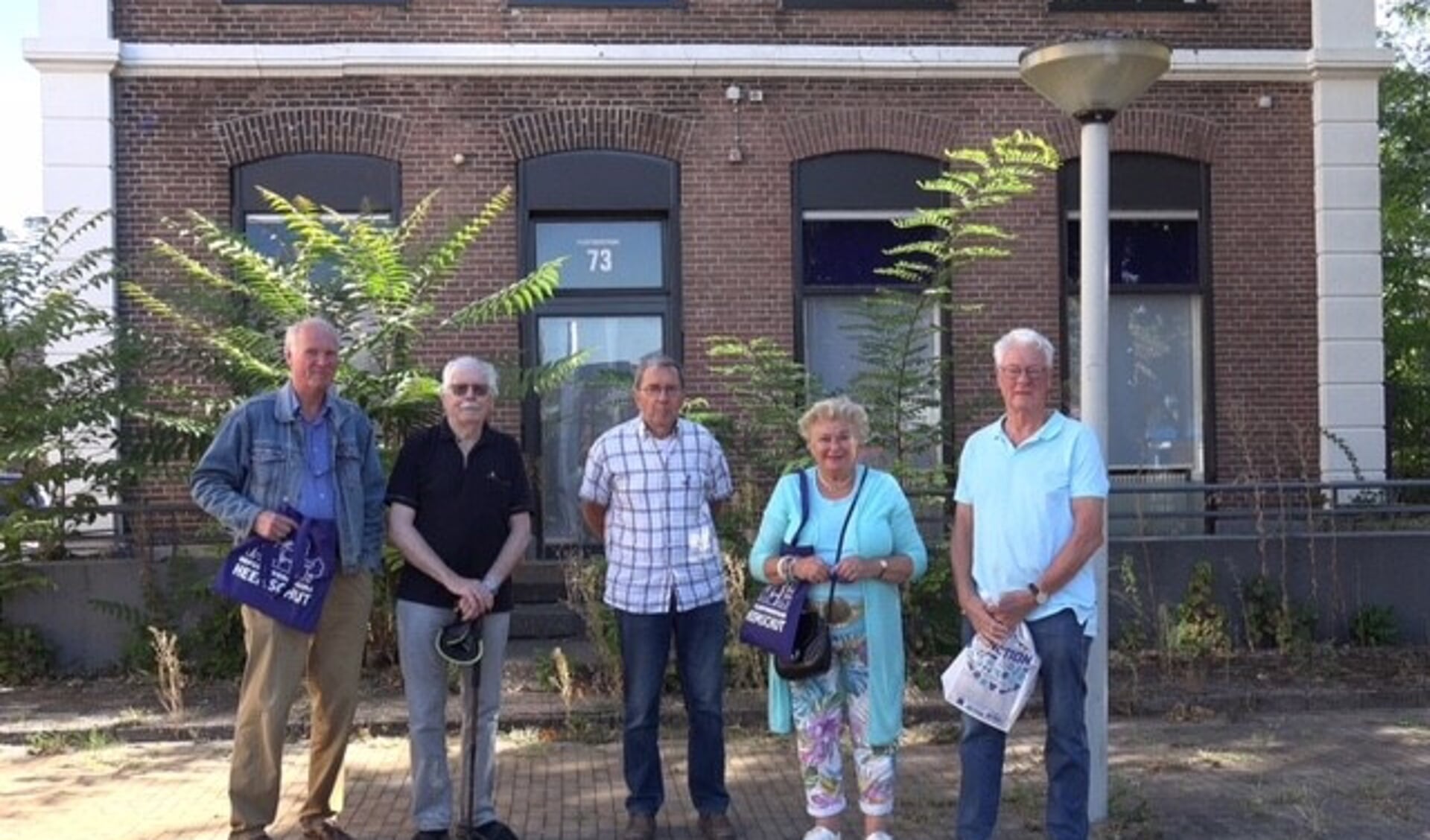 Leden van Deutekom, Heemschut-Gelderland en buurtbewoner Jansen voor de vervallen villa Plantsoenstraat 73. 