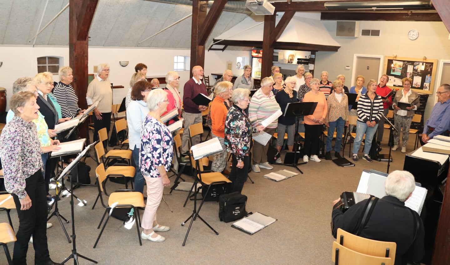 De komende tijd zal het koor nog regelmatig oefenen voor de jubileum party. Foto: Arjen Dieperink