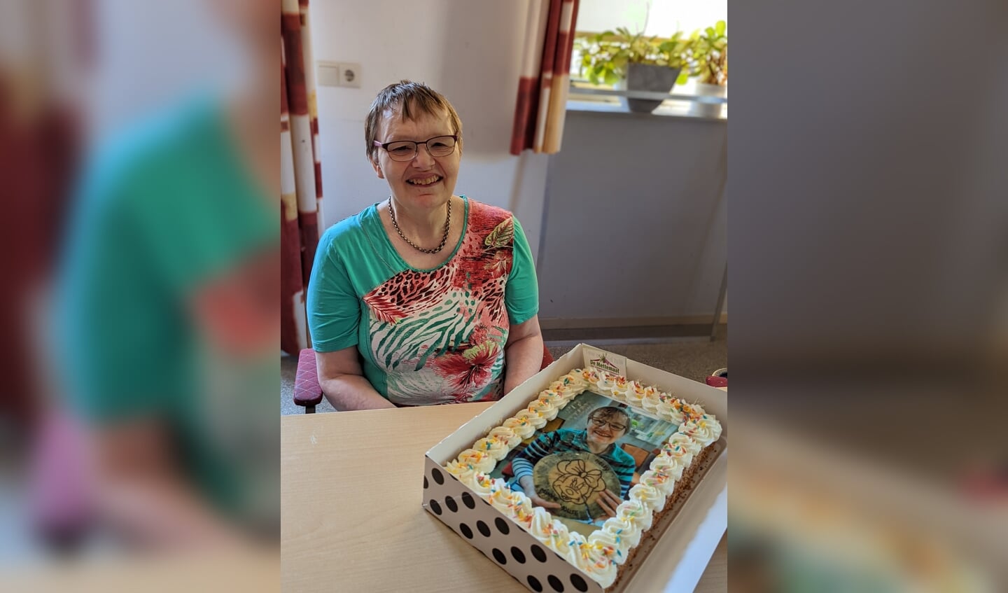Hetty krijgt voor haar 20-jarig jubileum op De Mettemaat een mooie taart. Foto: De Mettemaat