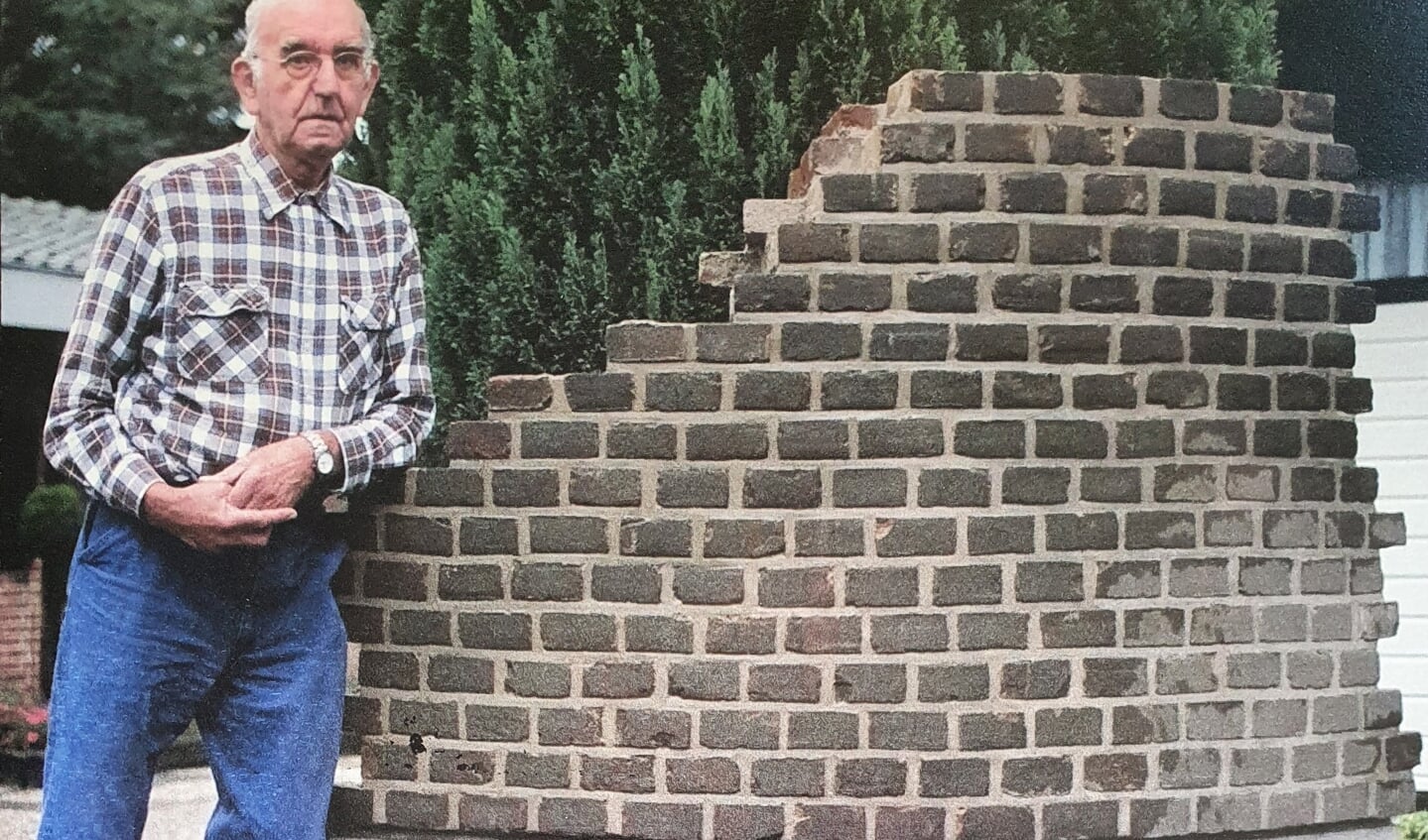 Jan Kok bij de restanten van de voormalige zuivelfabriek. Archieffoto: familie Kok