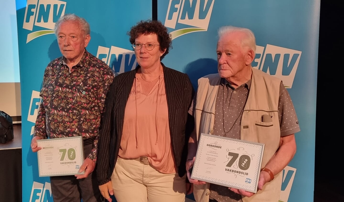 Willy te Grotenhuis (l.) en Johan Klein Hesselink (r.) al zeventig jaar verbonden aan de FNV. Foto: PR