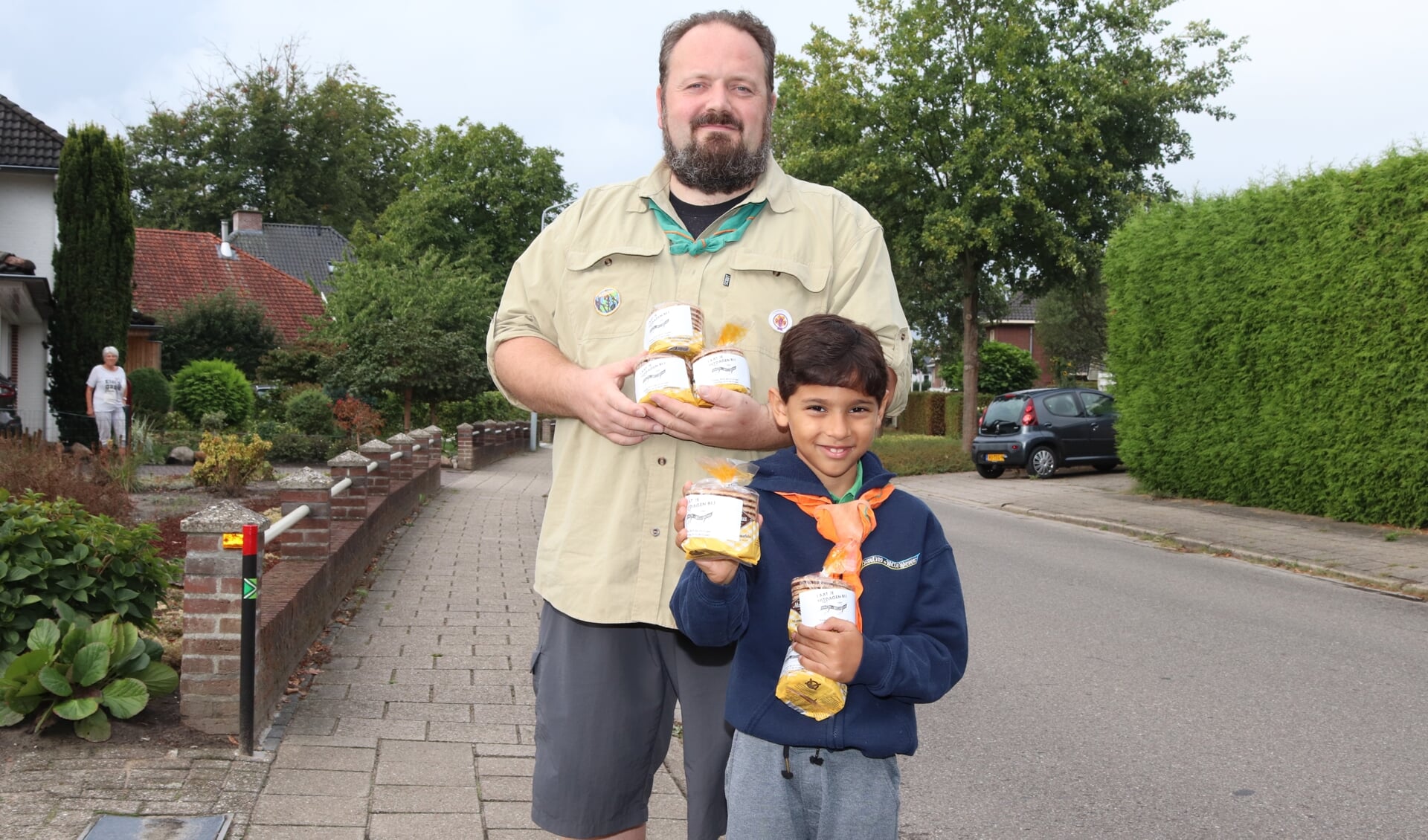 Daan Pardijs en de 7-jarige Jayden met de laatste pakjes stroopwafels. Foto: Arjen Dieperink