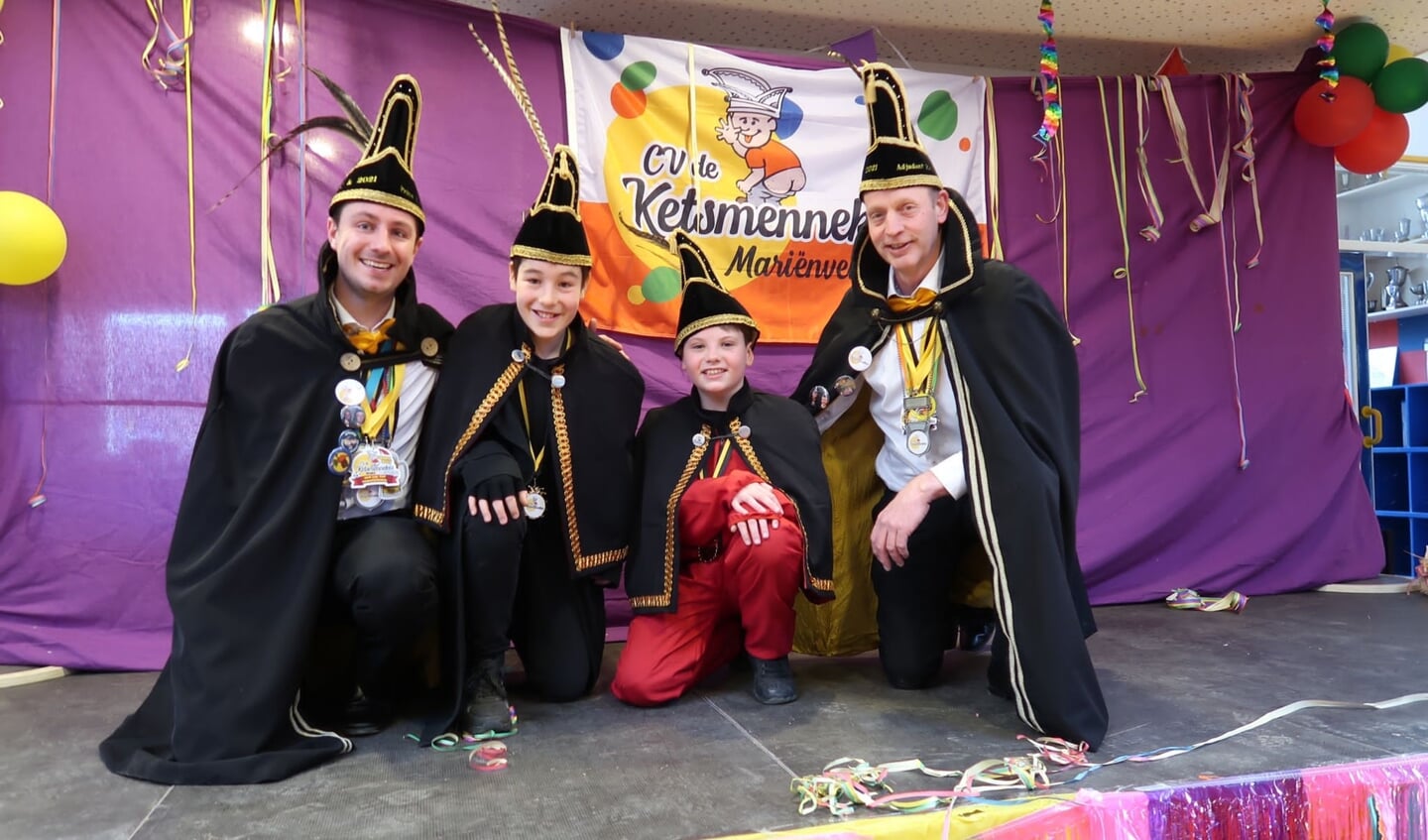 Prins Roy en Adjudant Richard met tussen hen in de Jeugdhoogheden Zimeon en Simon.