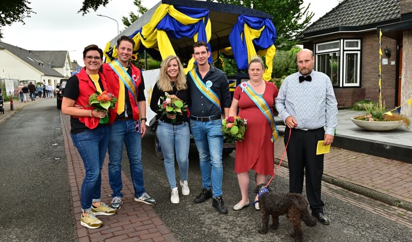 De koningsparen van Steenderen 2022: Koning van de schijf Thijs Meenink met zijn koningin Anne, schutterskoning Niels Bergevoet en zijn vriendin Jantine en koningin vogelknuppelen Mariska Hofstede-Schoon met haar koning Jarno. Foto: Achterhoekfoto.nl/Paul Harmelink