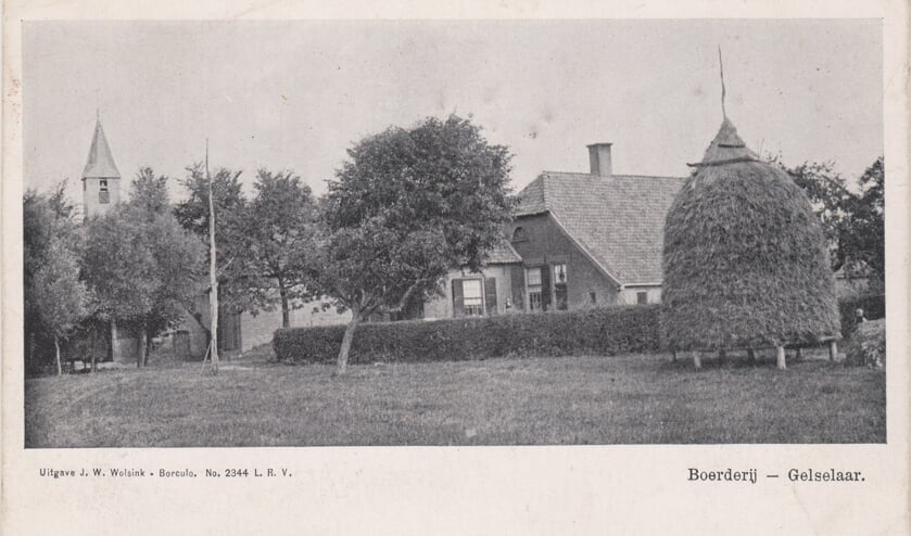 Op de omslag van het nieuwe boek met verhalen van H.W. Heuvel prijkt een ruim eeuw oude ansichtkaart uit Gelselaar van boerderij De Benneker, met endskamer. Foto: PR