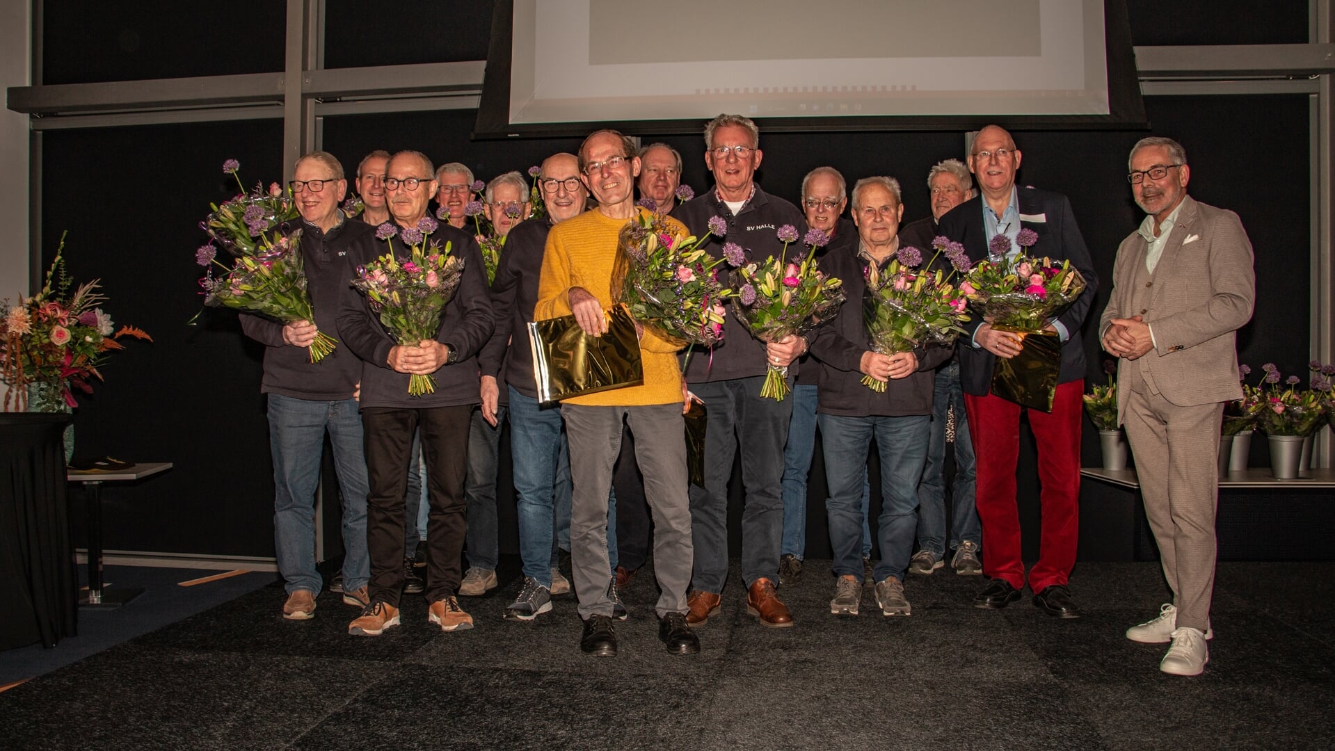 De genomineerden: Klusgroep SV Halle (links) en Lammert Blikman (rechts, naast wethouder Evert Blaauw). Vrijwilliger van het Jaar Wim Gudde staat in hun midden. Foto: Liesbeth Spaansen