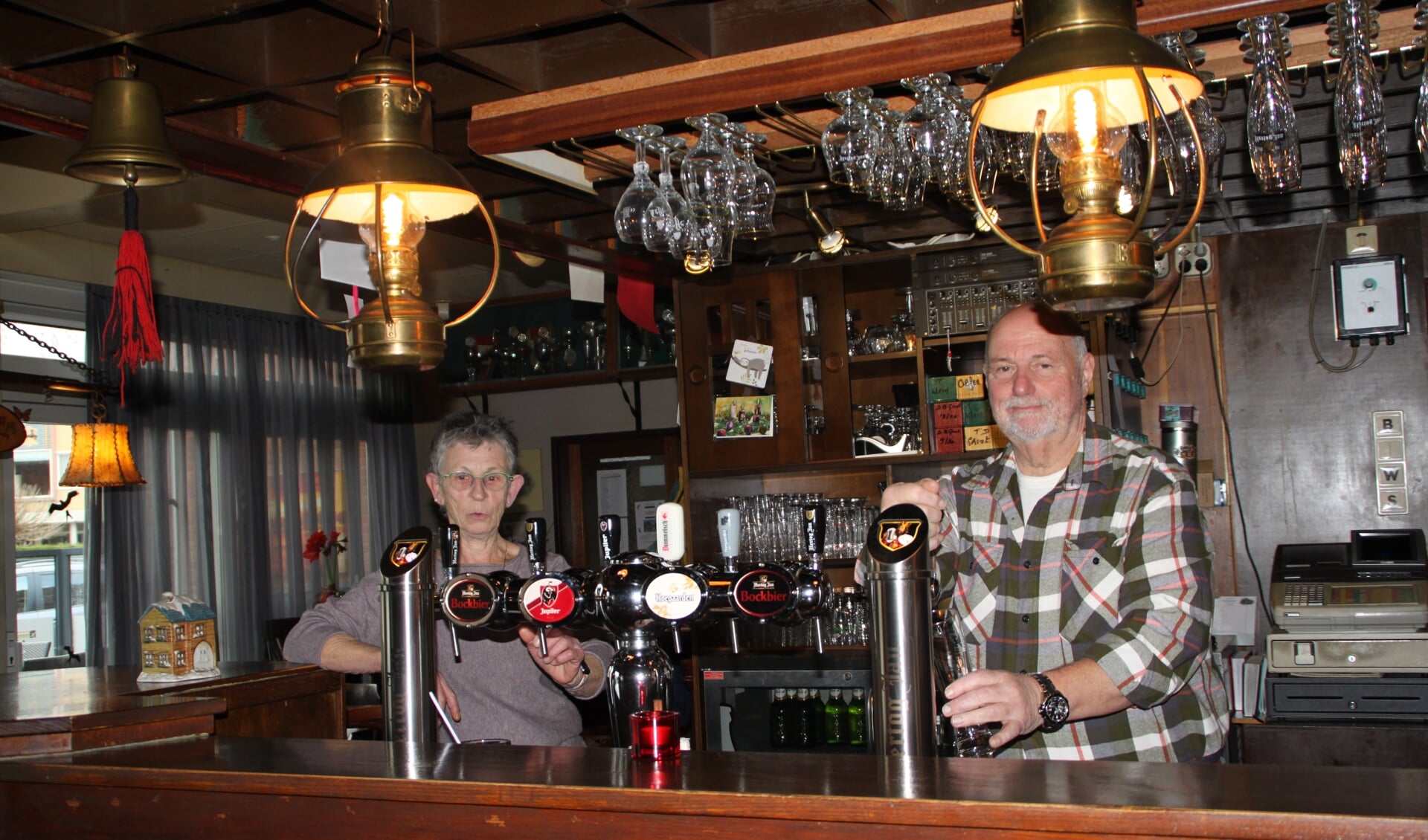 Theo en Thea achter hun bar in café De Driehoek. Foto: Dinès Quist