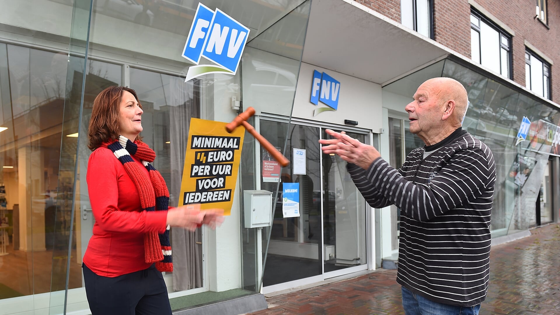 Carmen Veldhuis (l), de nieuwe voorzitter van FNV lokaal Achterhoek,  krijgt het stokje overgegooid door Bennie Wieggers. Foto: Roel Kleinpenning