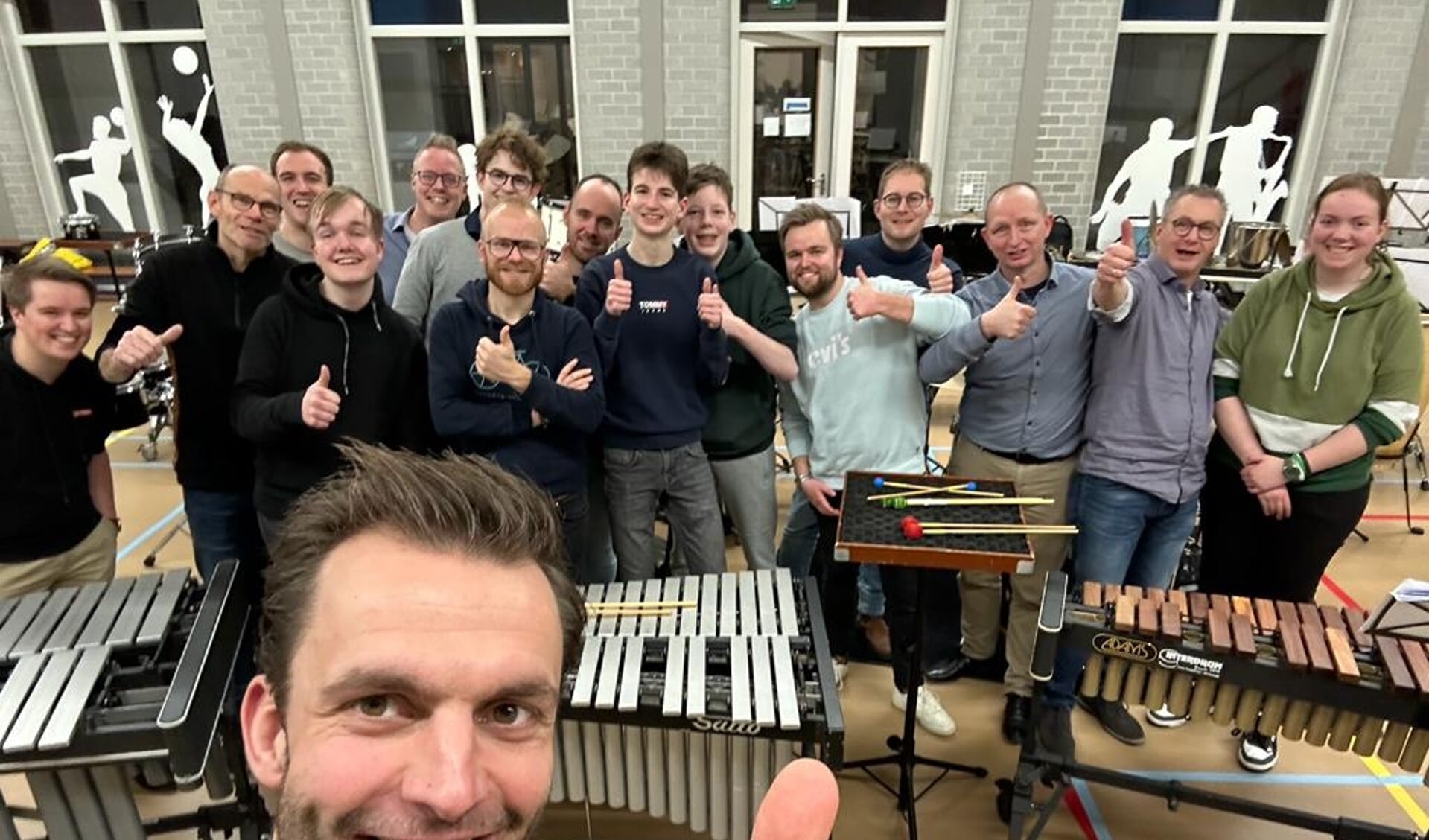 De slagwerkgroep met Niek KleinJan. Foto: Eigen foto