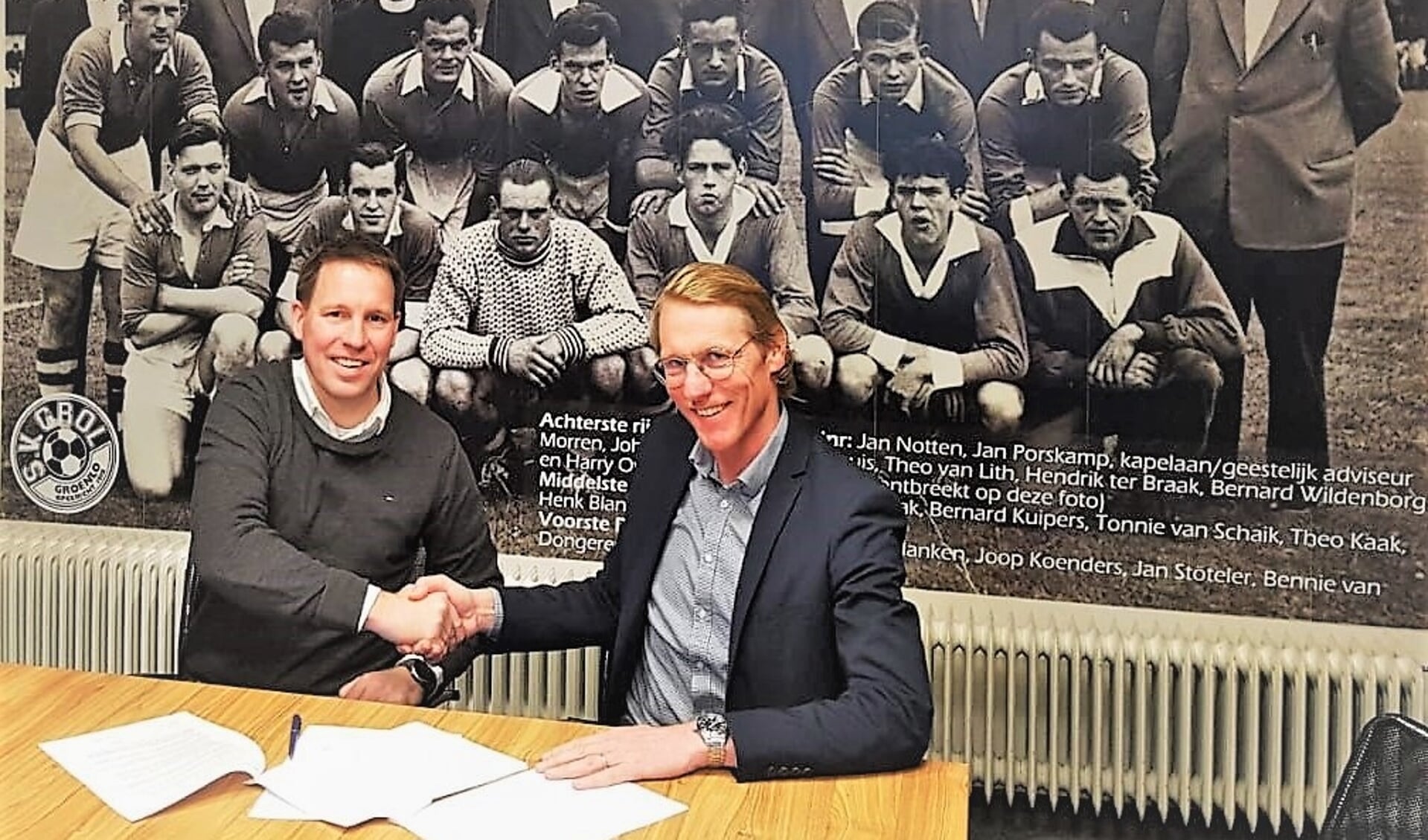 In het bijzijn van voorzitter Stan Raben, ondertekent de nieuwe hoofdtrainer Philip Agteres (links) het contract, te beginnen met het seizoen 2023-2024. Foto: PR