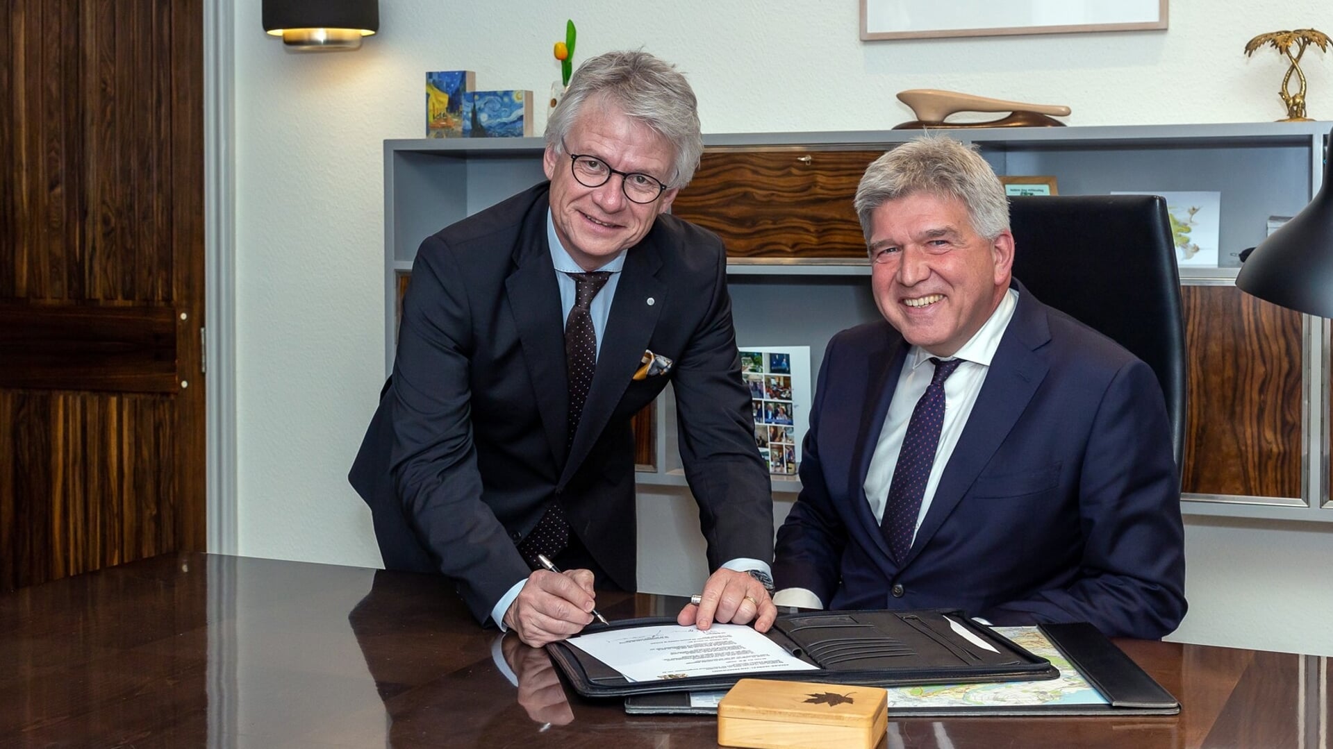 Waarnemend burgemeester Zutphen Wimar Jaeger en commissaris van de Koning John Berends. Foto: PR