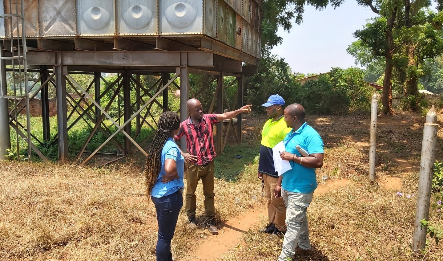 Overleg bij een waterreservoir in Zomba, Malawi. Foto: Eigen foto
