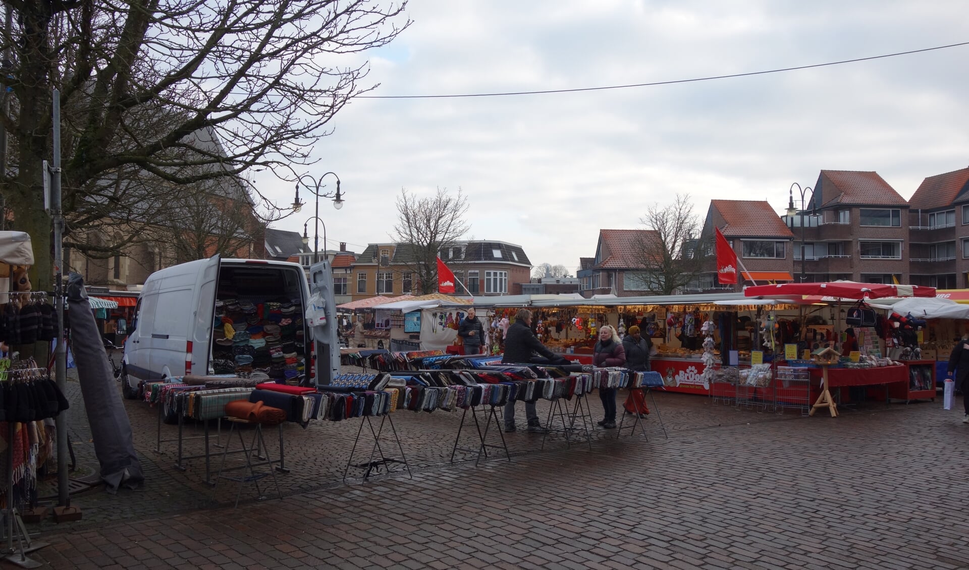In het wekend en op de marktdag is het druk op de markt. Foto: Clemens Bielen