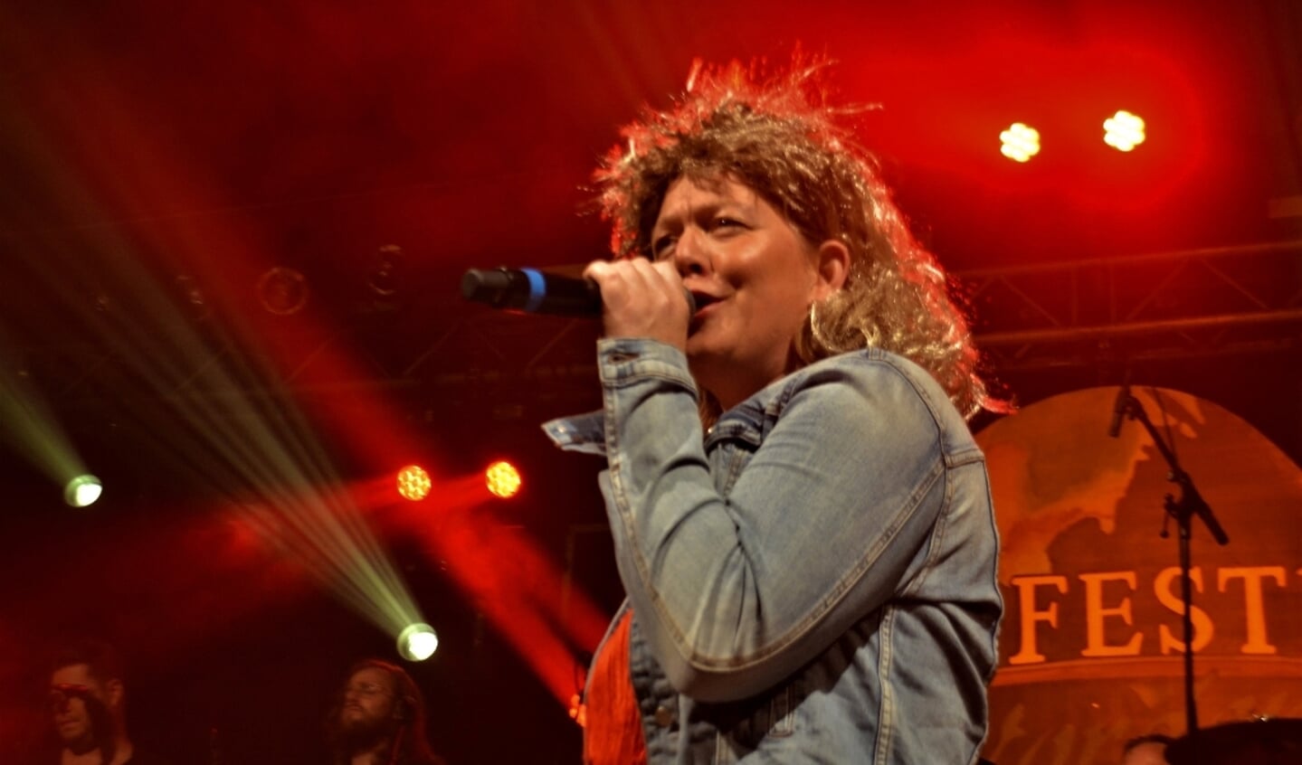 Deelneemster Miranda Jansen tijdens het Vordens Songfestival 2022. Foto: Bami Loeffen