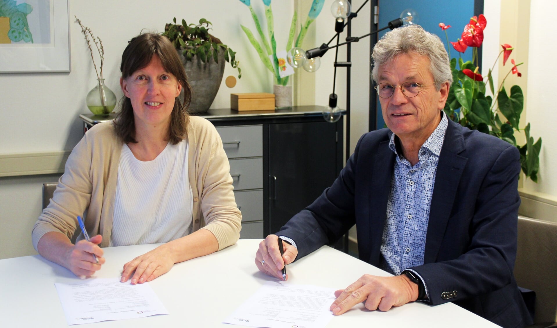  Bestuurders Inge de Wit (SKB) en Marcel Duvigneau (Stichting Zorgcombinatie Marga Klompé) tekenen intentieovereenkomst. Foto: PR