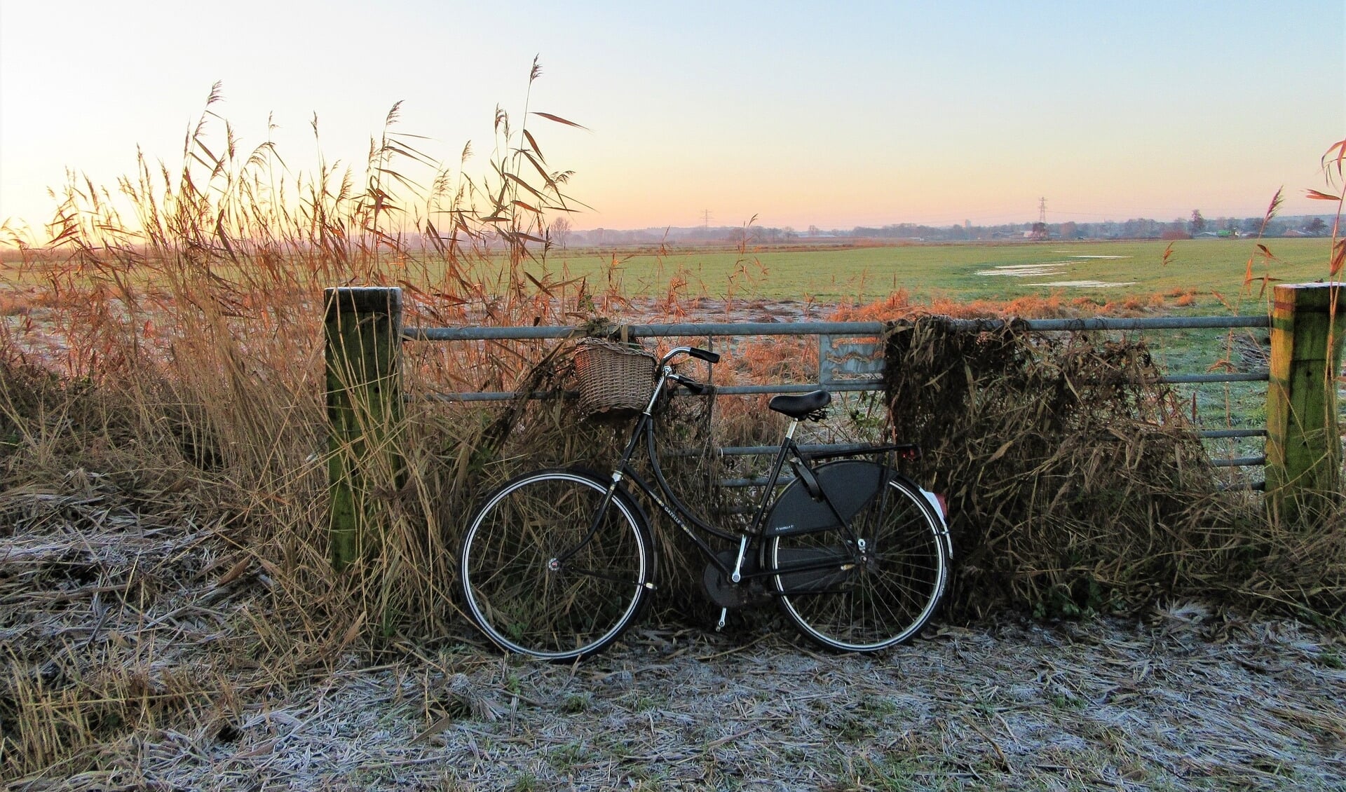 https://pixabay.com/photos/sunrise-bicycle-grandma-s-bike-3893333/