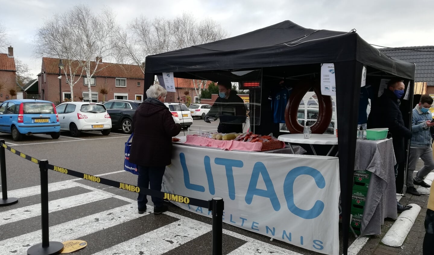 Bij de Jumbo staat een verkoopkraam van Litac. 