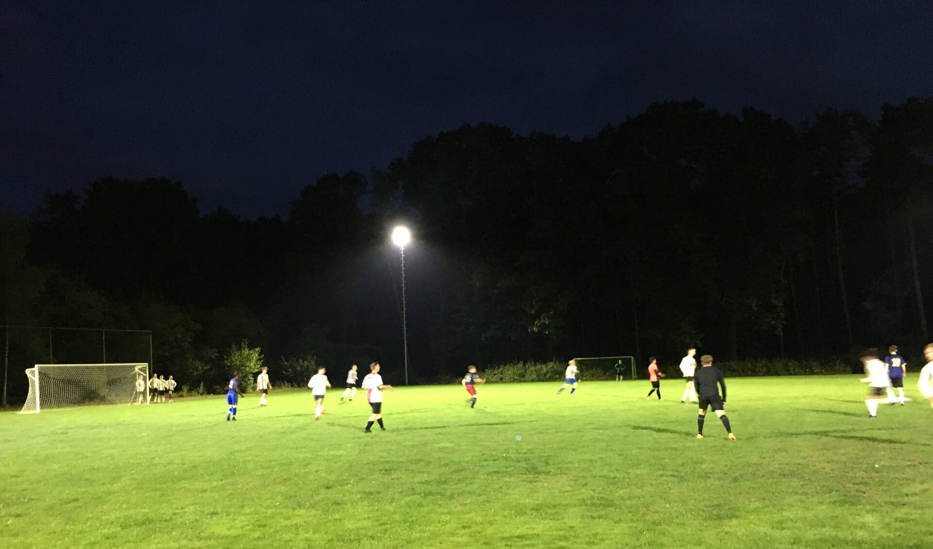 Dankzij LED-verlichting is het bij VV Klein Dochteren nu ook mogelijk om 's avonds op het wedstrijdveld te spelen. Foto: PR