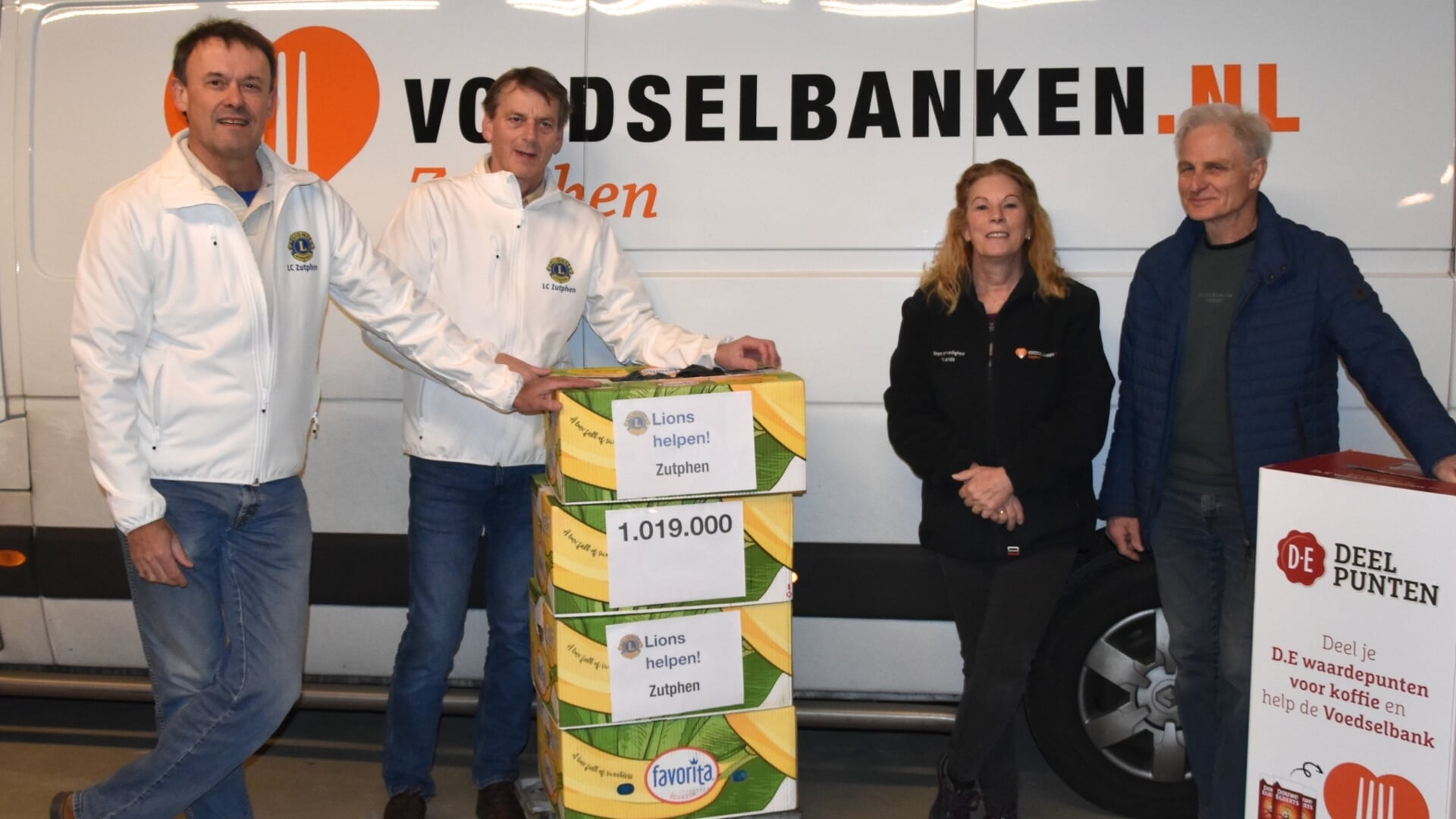 DE-punten inleveren bij de voedselbank, (v.l.n.r.) Ril van Reekum, Bob Brandt, Yolanda van Aken en Johan Huiskamp. Foto: PR