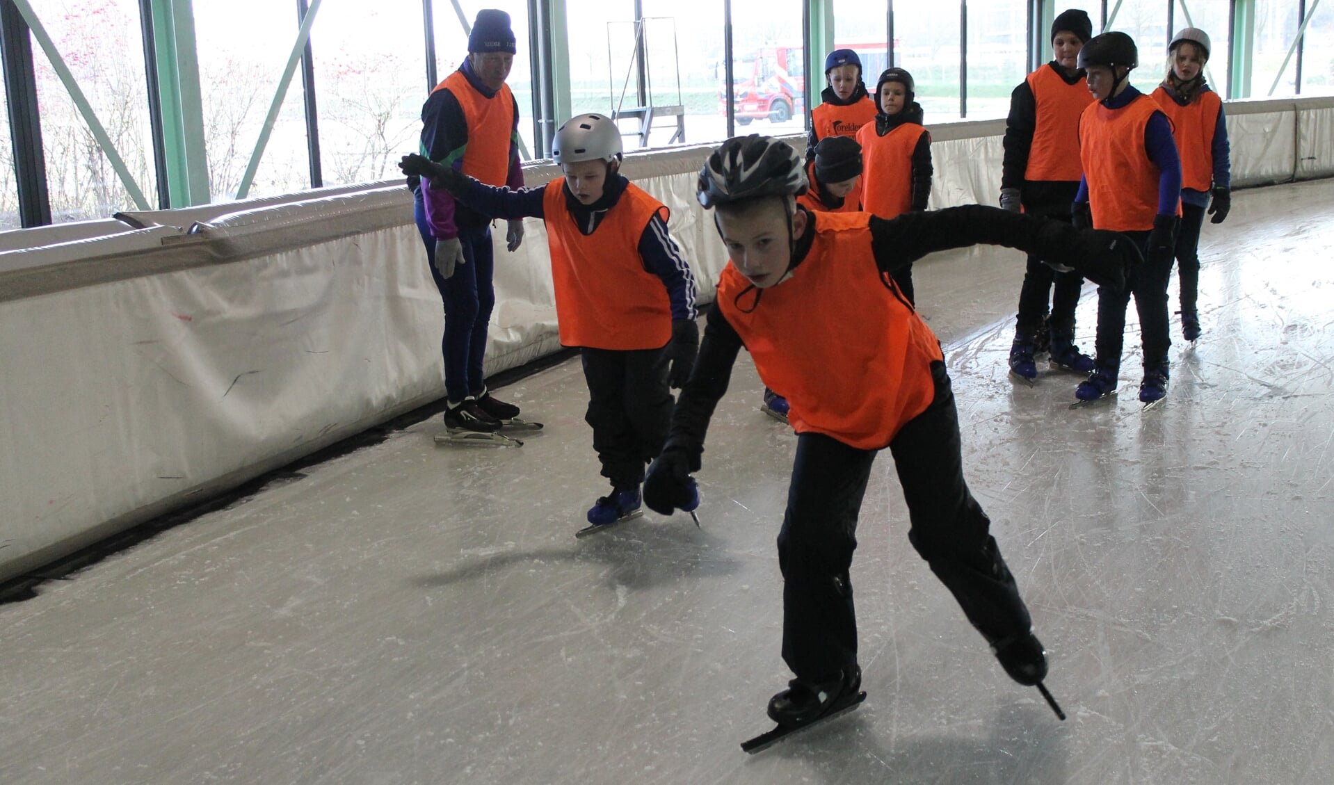 Jeugd uit Berkelland leren schaatsen. Foto: PR