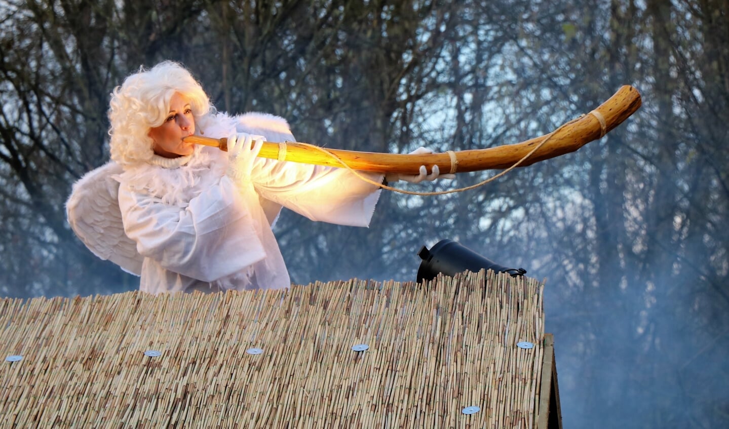 Een engel uit 'kroamschudden in Mariaparochie', gespeeld door het Gelselaars toneel in het Galgenveld in Borculo. Foto: AchterhoekFoto