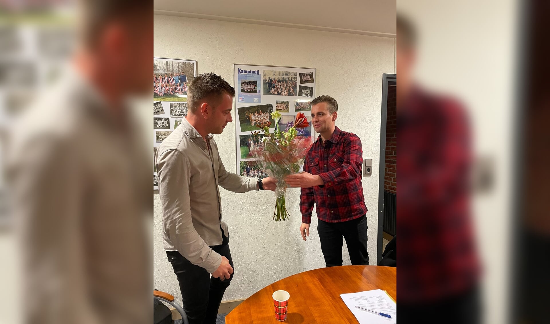 Arnoud Geesing overhandigt de nieuwe trainer Mick Hermsen een bos bloemen. Foto: PR