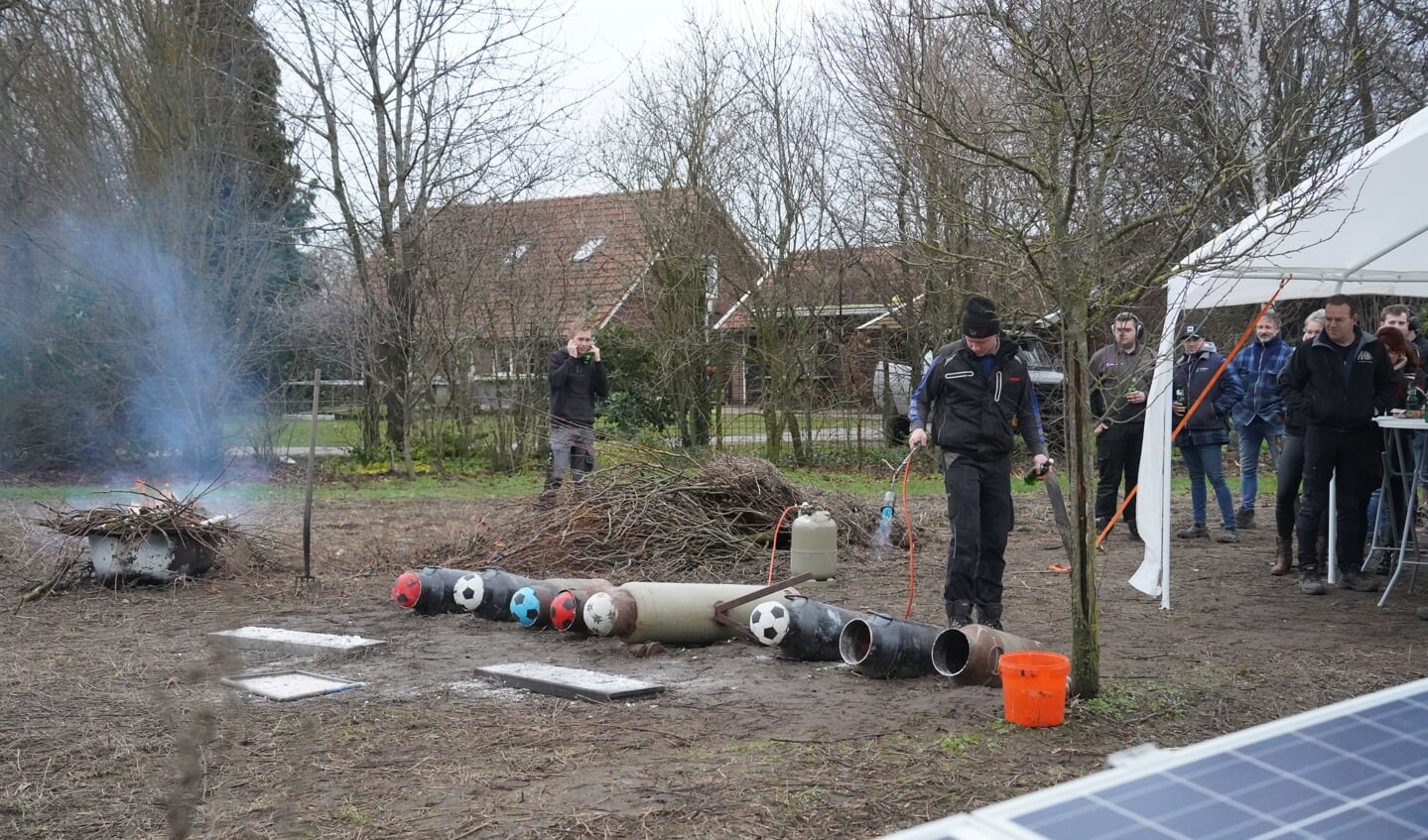 Carbidschieten bij keet Heisterkamp in Lintelo. Foto: Frank Vinkenvleugel